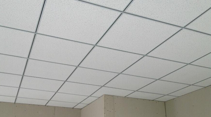 簡于形，闊于境，集成吊頂的大板窄邊美學